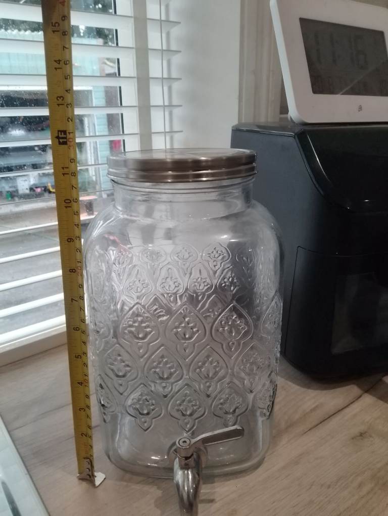 Glass drinks dispenser 