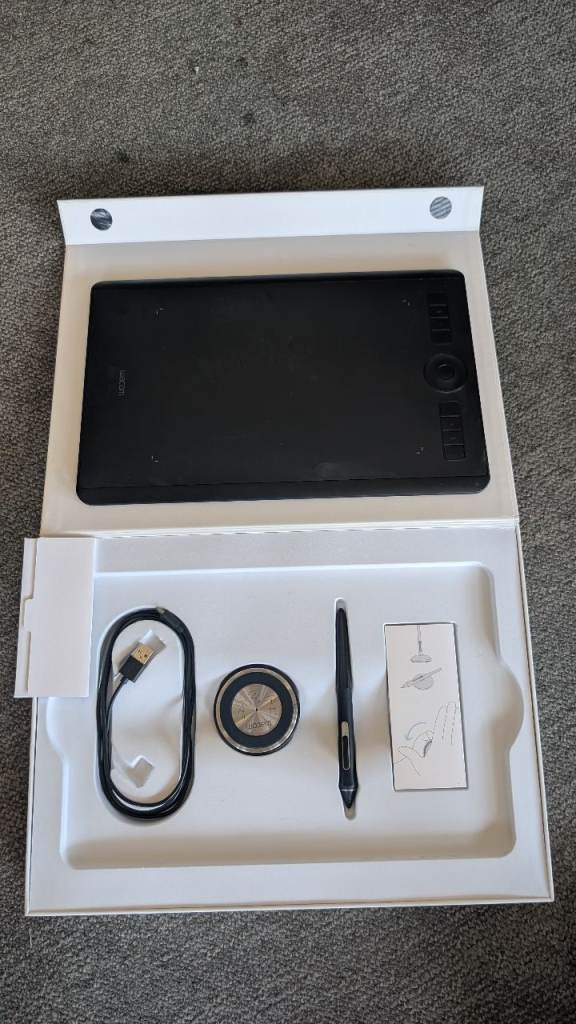 Wacom Intuos Pro PTH-660 drawing tablet