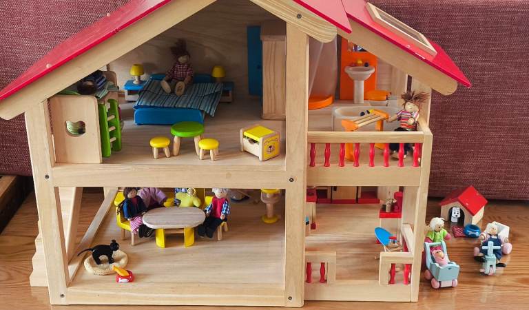 Premium Wooden Dolls House Bundle (Pintoy & Le Toy Van) + 3 Doll Families