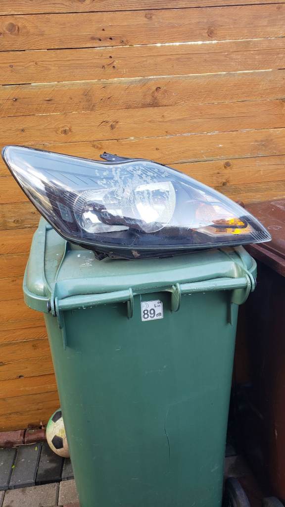 Ford focus drivers side headlight 