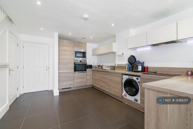 5 bedroom house in St. Augustines Avenue, South Croydon, CR2 (5 bed) (#3068317)