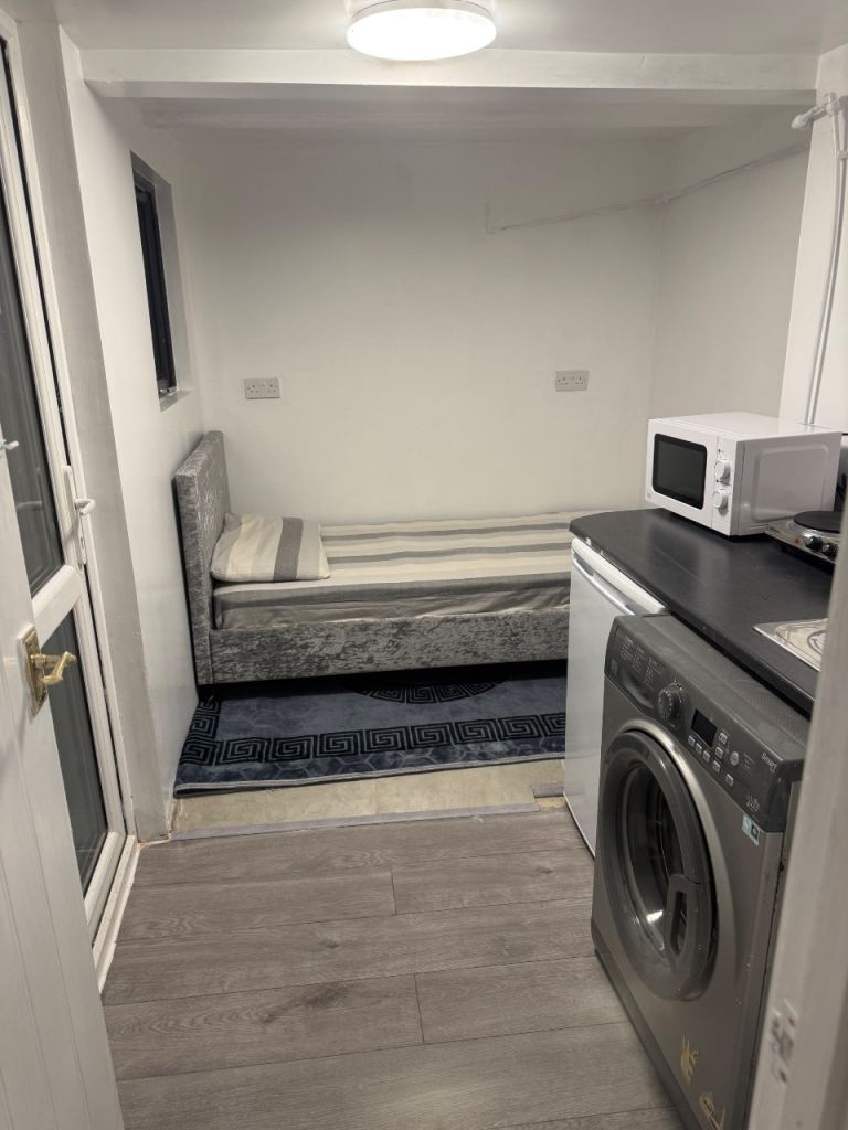Fully Furnished Studio preferably for one professional Female | Cippenham SL1 5| £800 pcm 