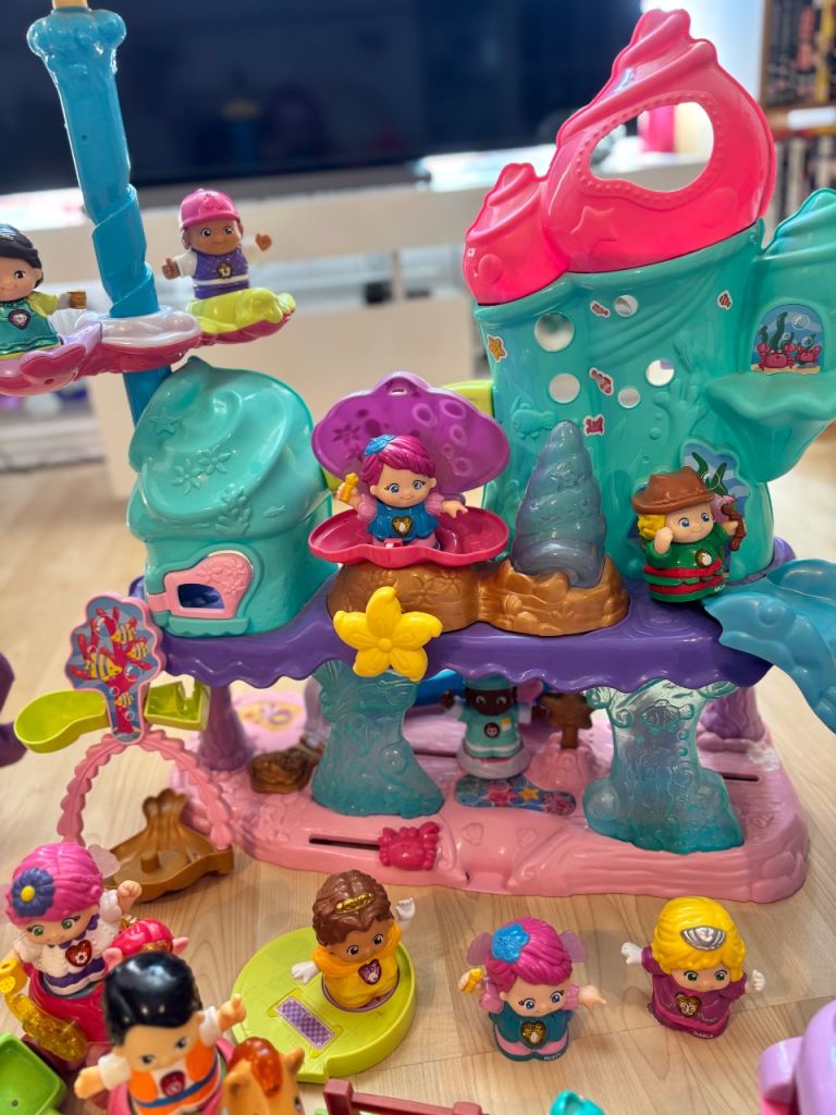 Large VTech Toot-Toot Kingdom Fairytale Castle Playset with Characters