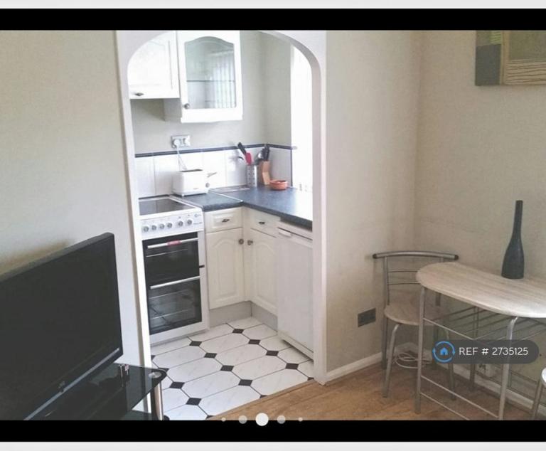 1 bedroom flat in Chantrell Court, Leeds, LS2 (1 bed) (#2735125)