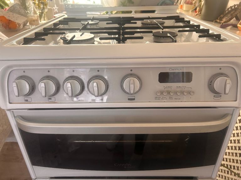 White Hotpoint Freestanding Gas Cooker with Double Oven – Good Condition