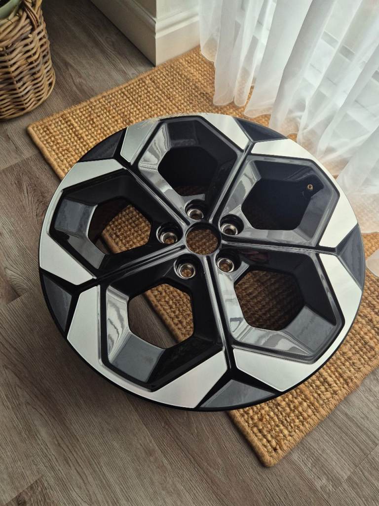 1x Ford Puma 18" alloy wheel