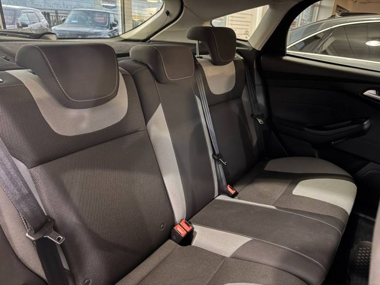 2014 Ford Focus 1.6 TDCi 115 Zetec Navigator 5dr HATCHBACK DIESEL Manual