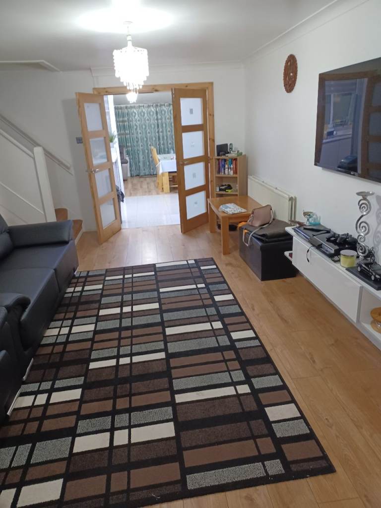 Large room available RG2 7UH Location near Reading uni /Tesco  Depo  Couple or Female £800 included 
