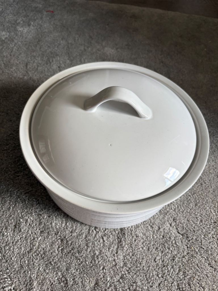 White Ceramic Casserole Dish with Lid – Good Condition