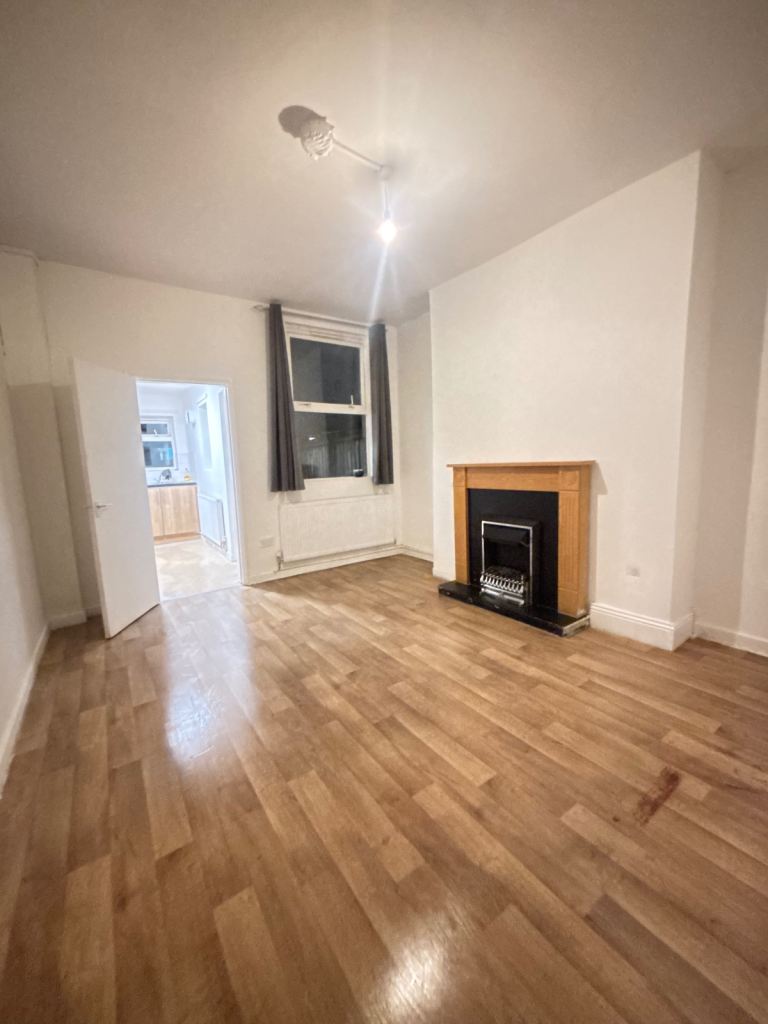 3 bedroom house newly renovated in NG2 Available 