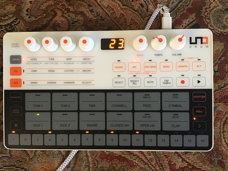 UNO DRUM MACHINE ANALOG & DIGITAL SOUNDS