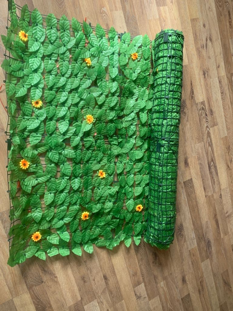 1*6m 20pc Artificial Leaf Fence Screen with Yellow Flowers – As Good As New