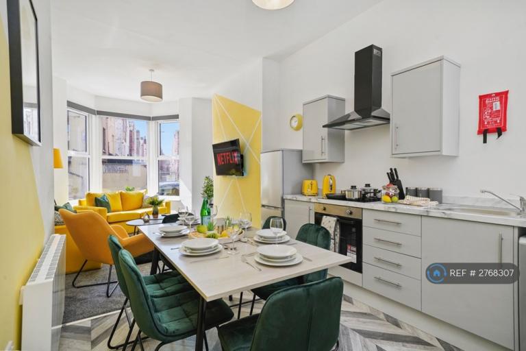 2 bedroom flat in Coop Street, Blackpool, FY1 (2 bed) (#2768307)