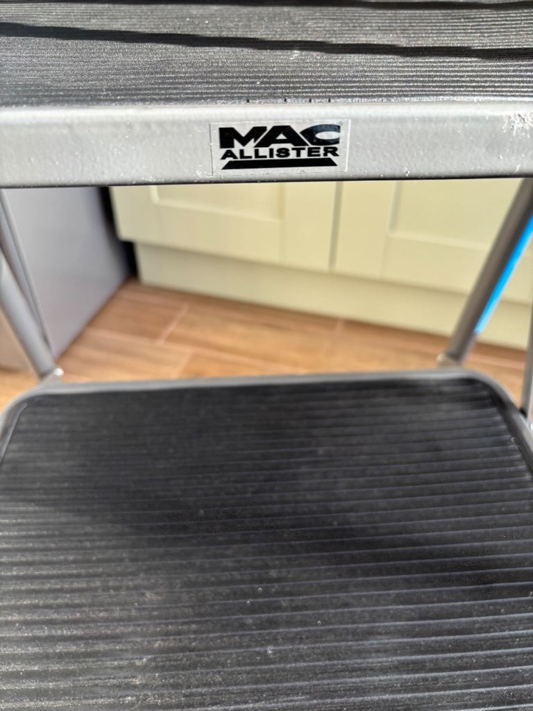 Mac Allister 3 tread aluminum foldable step ladder/stool