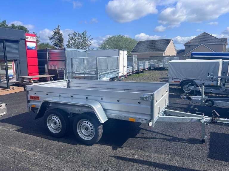 BRAND NEW 8,7FT X 4,2FT TWIN AXLE FLAT TRAILER 750KG