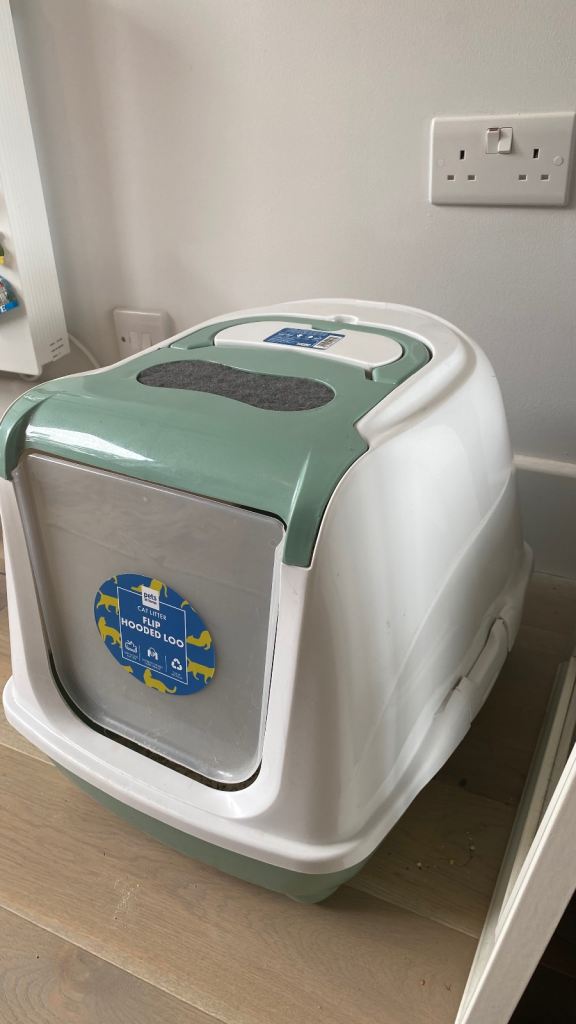Cat loo +litter+ treats 