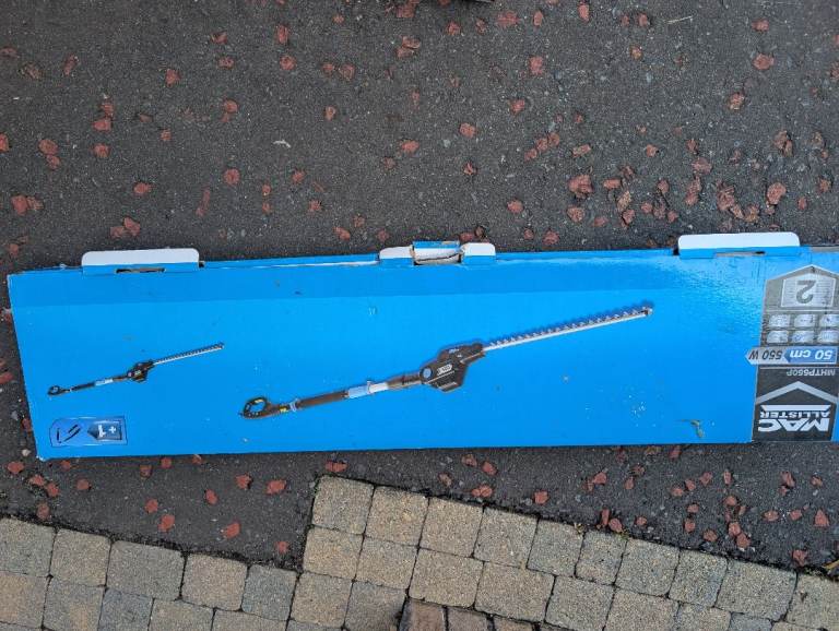 Adjustable telescopic hedge trimmer 