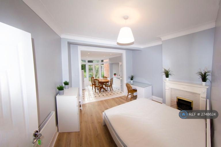 1 bedroom in Acton Vale, London, W3 (#2748624)