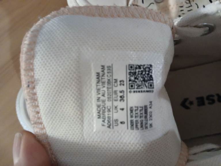 Converse size 4