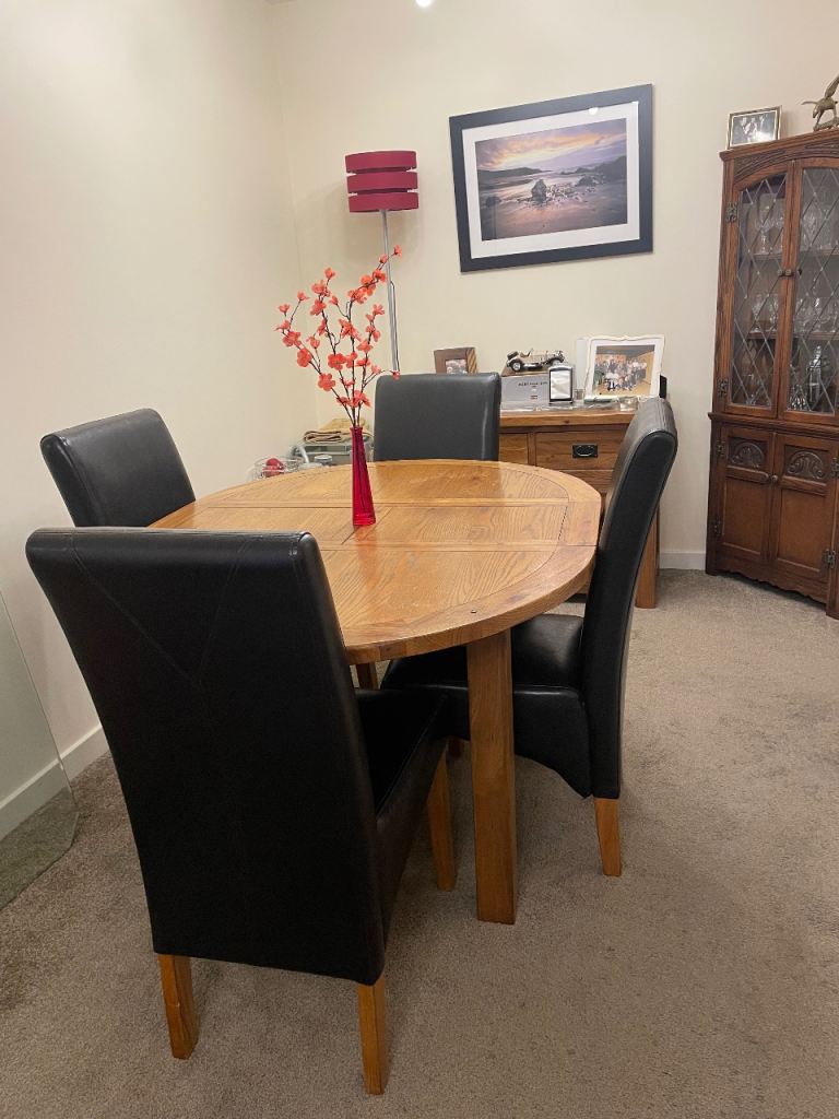 Oak veneer dining table & chairs