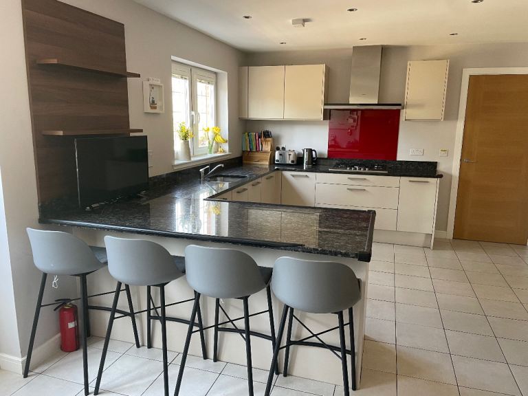 2nd Hand Kitchens international kitchen with granite worktop