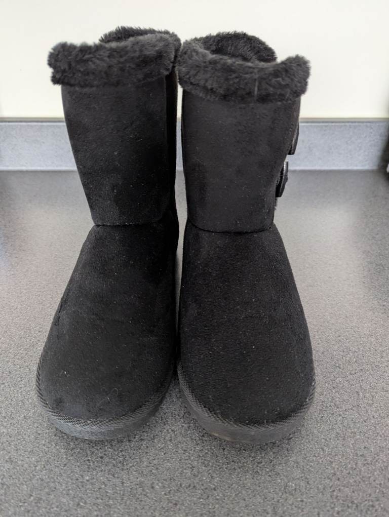 Ladies winter boots. Size 4
