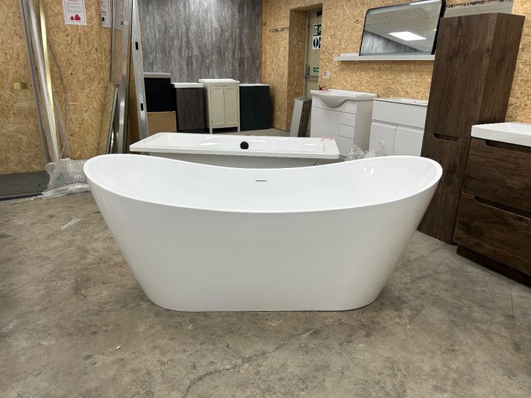 1800 freestanding bath reduced to just £500