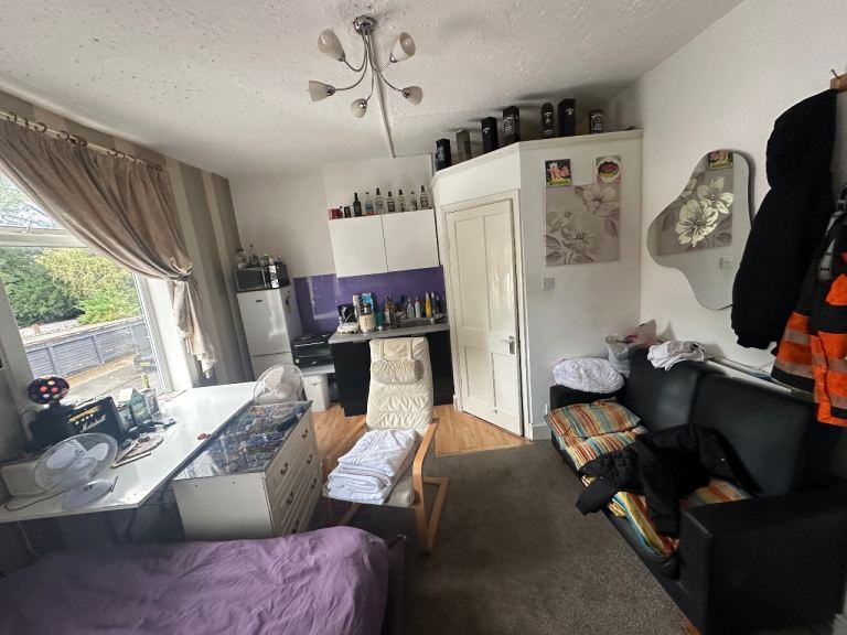 Move today Studio,ensuite,Nr Birmingham city,all bills*town