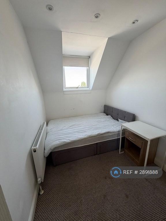 2 bedroom flat in Merton Road, London, SW18 (2 bed) (#2891888)
