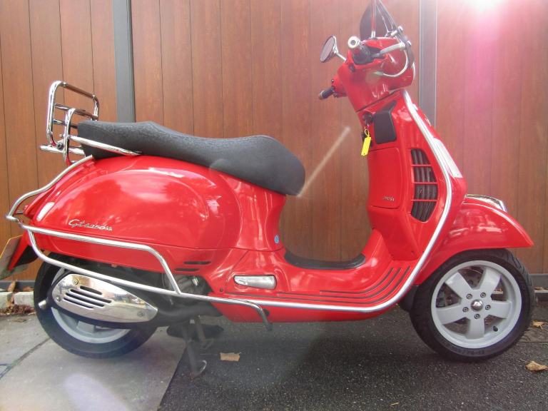 Piaggio Vespa GTS 250/ 300 * LOADS OF BILLS * GREAT CONDITION * CHROME EXTARS * 