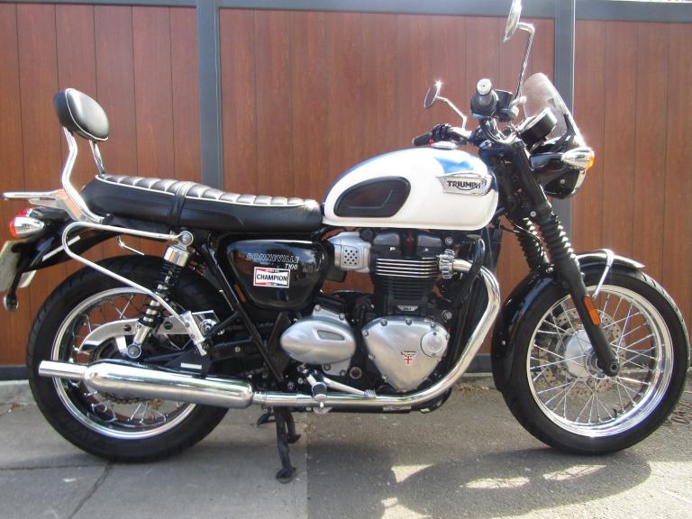 TRIUMPH BONEVILLE T100 , 2017, LOW MILES , LOADS OF EXTRAS, 2 KEYS , AMAZING CON