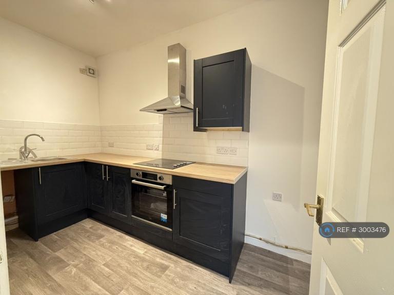 Studio flat in High Street, Barry, CF62 (#3003476)