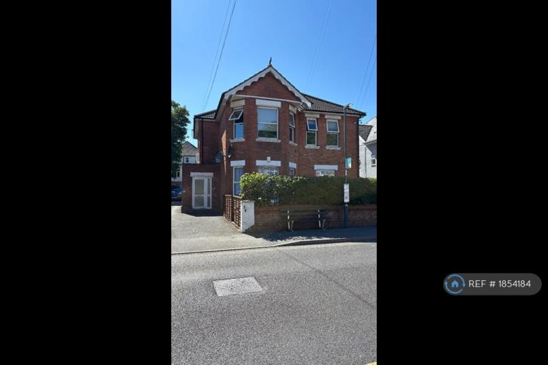 1 bedroom flat in Alumhurst Road, Bournemouth, BH4 (1 bed) (#1854184)