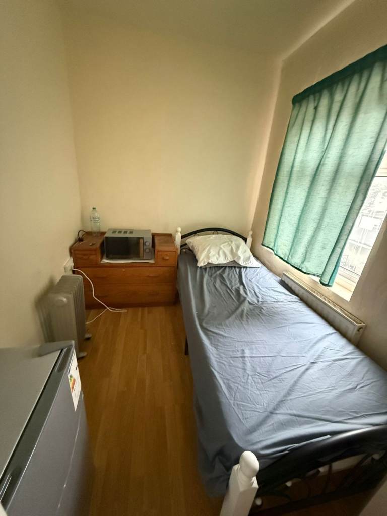 Single room for rent (female prefer)