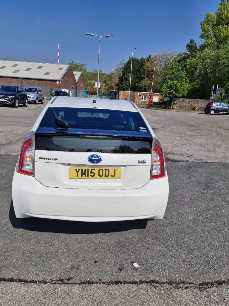 2015 Toyota Prius – White – Very Good Condition