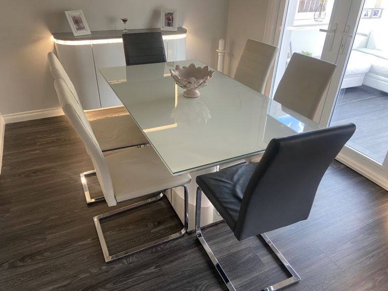 Extending Dining room table and 6 faux leather chairs CAN DELIVER 🚚 