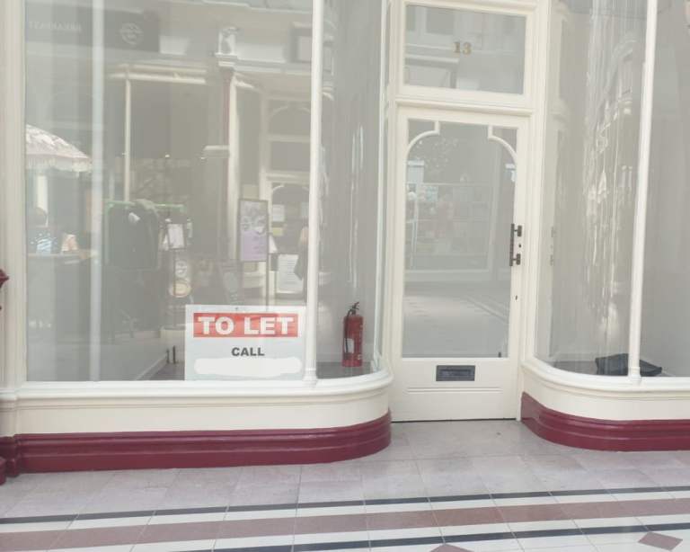 LOOKING FOR COMMERCIAL ROOM TO RENT WITH SEPARATE ENTRANCE