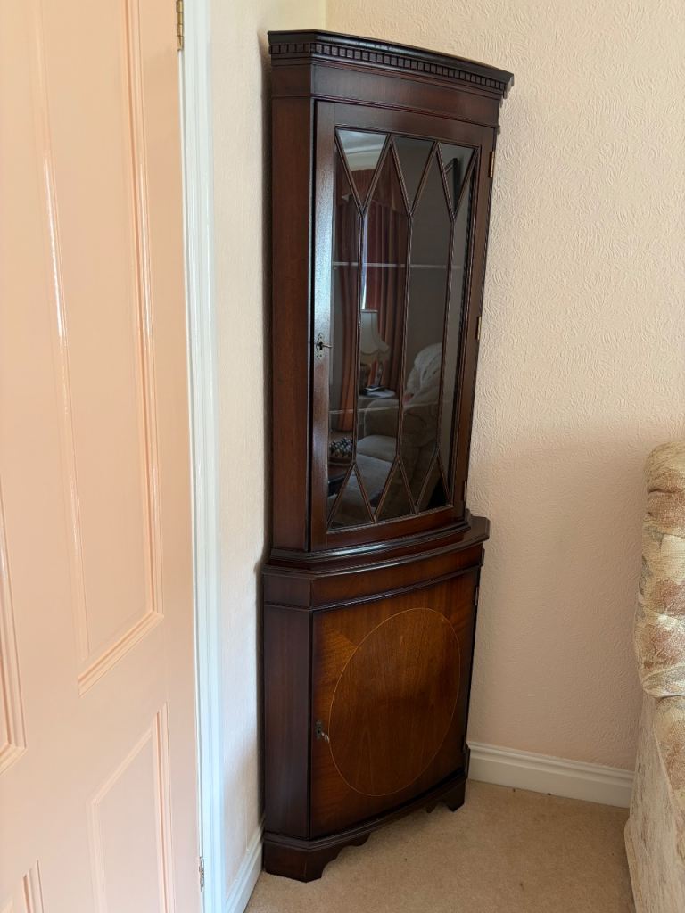 Dark wood lockable display corner cabinet / cupboard 