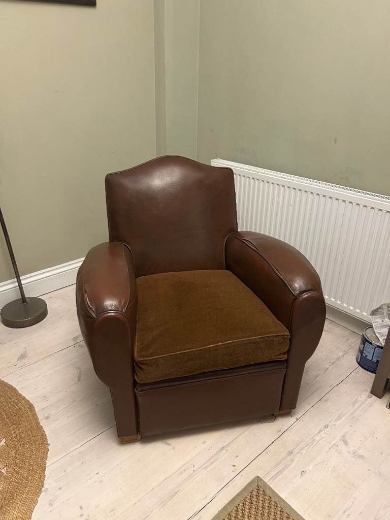 Vintage gentlemans club tub armchair in brown leather