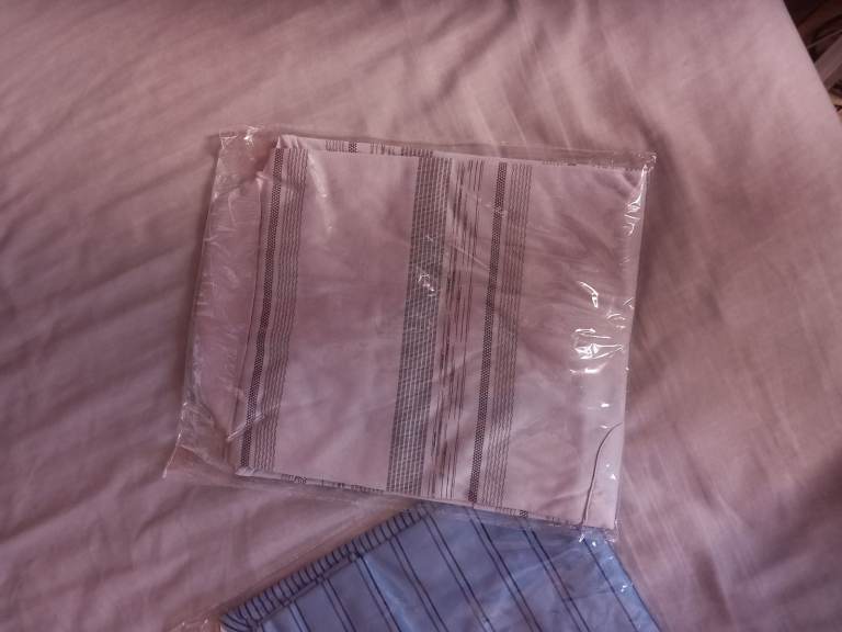 2 MEN'S SIZE LARGE SHORT SLEEVED SHIRTS 