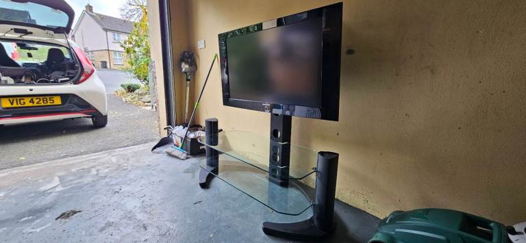 Black Flat Screen TV with Glass Stand – Good Condition