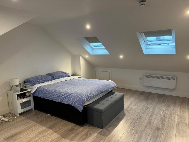 Large modern clean Studio for couples available. 5mins walk to Tooting Bec Tube