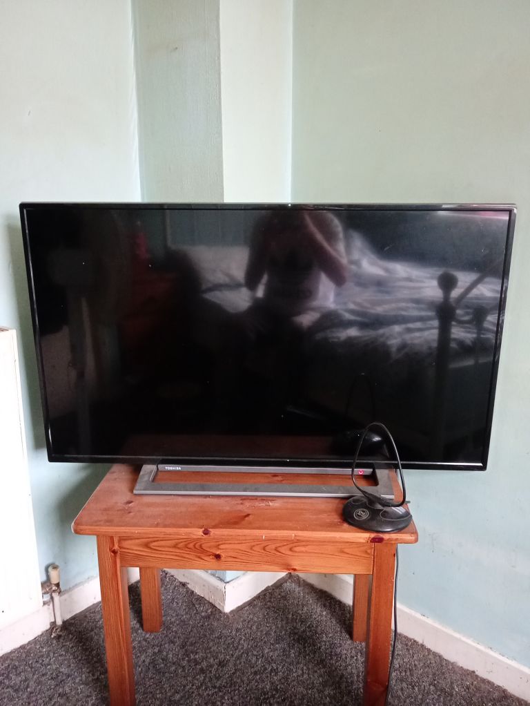Toshiba 40 inch Black Flat Screen smart TV – mint Condition