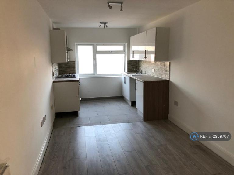 2 bedroom flat in Whitley Close, Stanwell, Staines-Upon-Thames, TW19 (2 bed) (#2959707)