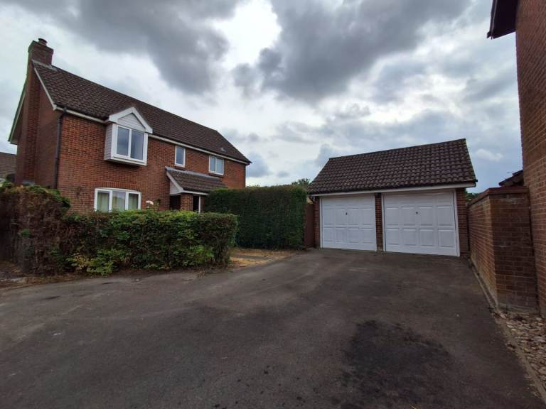 Detached 4 bedroom house to rent in West End 