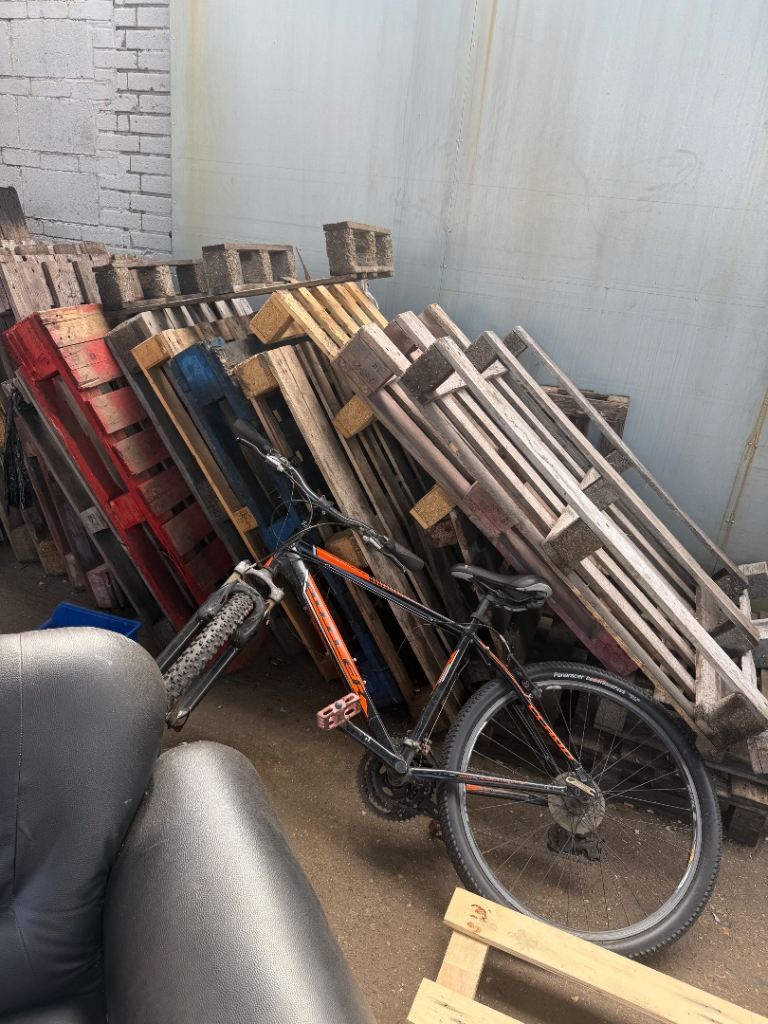 Wooden pallets Free 