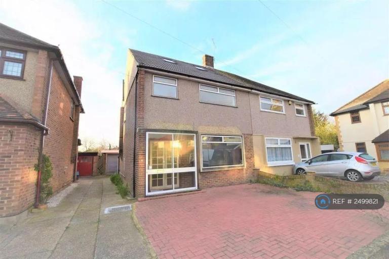 1 bedroom in Freshwell Avenue, London, RM6 (#2499821)