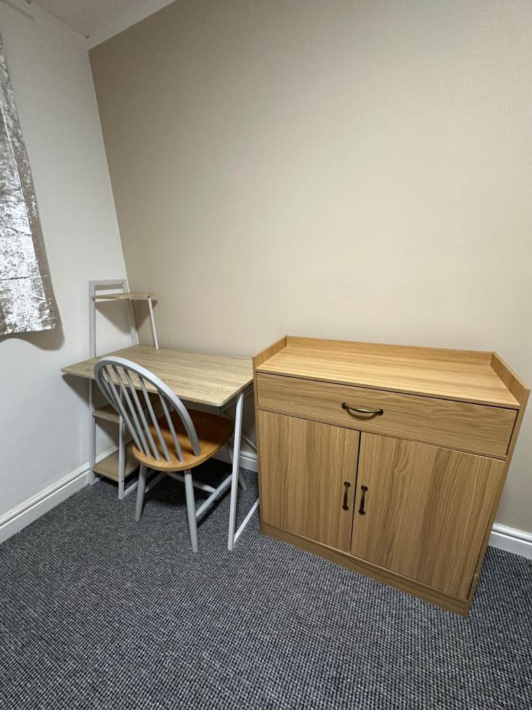 Tripple bedroom with balcony+ free parking in Liverpool 