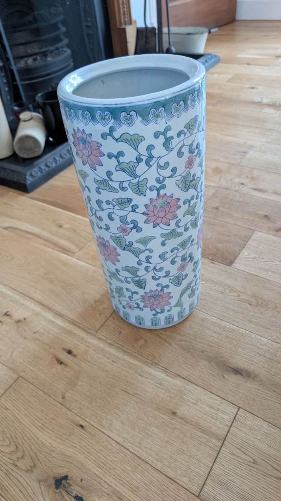 Lovely Ceramic umbrella stand – Very good ood Condition