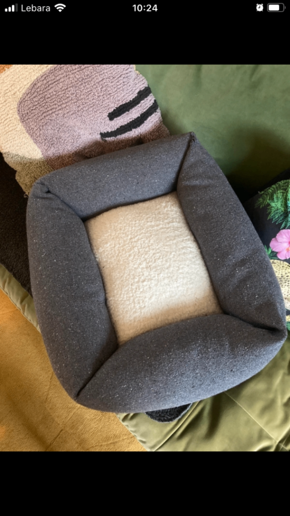 Gorgeous scruffs dog bed- new with small tear in corner 